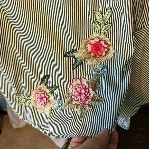 Kontrol Pinstripe Blouse With Bell Sleeve And Embroidered Flowers. Womens Size S - Picture 4 of 8